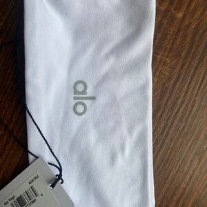 NWT Alo Yoga performance conquer headband WHITE